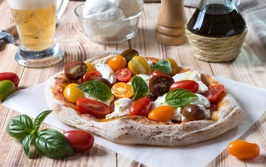 Per una cena estiva all’insegna della bontà  prova la croccantezza della Pinsa Romana